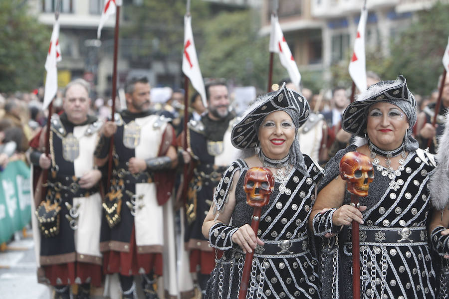 Las tropas moras y cristianas han desfilado esta tarde por Valencia para conmemorar este 9 d'Octubre, el Día de la Comunitat Valenciana. La impresionante entrada ha comenzado a las 17.00 horas, en recuerdo a la conquista de Jaume I hace ya 780 años. Dos horas y media de espectáculo en la que han participado cerca de 2.000 personas, para formar 22 escuadras cristianas y 34 moras. El acto se ha convertido en uno de los más esperados y populares de la festividad de la Comunitat, y logra reunir año tras año (incluso bajo la lluvia) a miles de valencianos para revivir la histórica entrada del rey. 