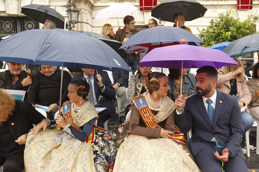 Las tropas moras y cristianas han desfilado esta tarde por Valencia para conmemorar este 9 d'Octubre, el Día de la Comunitat Valenciana. La impresionante entrada ha comenzado a las 17.00 horas, en recuerdo a la conquista de Jaume I hace ya 780 años. Dos horas y media de espectáculo en la que han participado cerca de 2.000 personas, para formar 22 escuadras cristianas y 34 moras. El acto se ha convertido en uno de los más esperados y populares de la festividad de la Comunitat, y logra reunir año tras año (incluso bajo la lluvia) a miles de valencianos para revivir la histórica entrada del rey. 