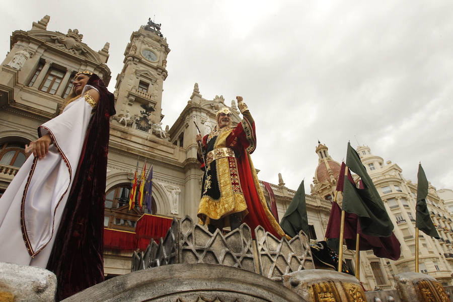 Las tropas moras y cristianas han desfilado esta tarde por Valencia para conmemorar este 9 d'Octubre, el Día de la Comunitat Valenciana. La impresionante entrada ha comenzado a las 17.00 horas, en recuerdo a la conquista de Jaume I hace ya 780 años. Dos horas y media de espectáculo en la que han participado cerca de 2.000 personas, para formar 22 escuadras cristianas y 34 moras. El acto se ha convertido en uno de los más esperados y populares de la festividad de la Comunitat, y logra reunir año tras año (incluso bajo la lluvia) a miles de valencianos para revivir la histórica entrada del rey. 