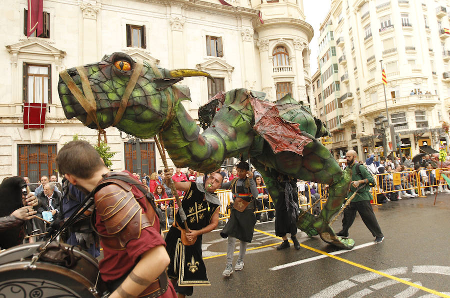 Las tropas moras y cristianas han desfilado esta tarde por Valencia para conmemorar este 9 d'Octubre, el Día de la Comunitat Valenciana. La impresionante entrada ha comenzado a las 17.00 horas, en recuerdo a la conquista de Jaume I hace ya 780 años. Dos horas y media de espectáculo en la que han participado cerca de 2.000 personas, para formar 22 escuadras cristianas y 34 moras. El acto se ha convertido en uno de los más esperados y populares de la festividad de la Comunitat, y logra reunir año tras año (incluso bajo la lluvia) a miles de valencianos para revivir la histórica entrada del rey. 