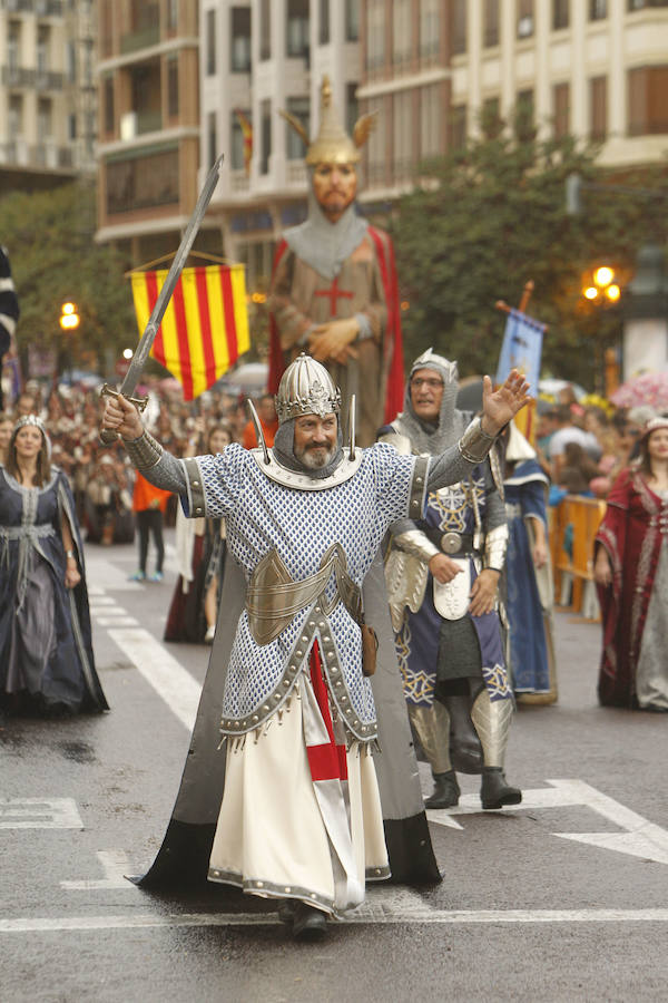 Las tropas moras y cristianas han desfilado esta tarde por Valencia para conmemorar este 9 d'Octubre, el Día de la Comunitat Valenciana. La impresionante entrada ha comenzado a las 17.00 horas, en recuerdo a la conquista de Jaume I hace ya 780 años. Dos horas y media de espectáculo en la que han participado cerca de 2.000 personas, para formar 22 escuadras cristianas y 34 moras. El acto se ha convertido en uno de los más esperados y populares de la festividad de la Comunitat, y logra reunir año tras año (incluso bajo la lluvia) a miles de valencianos para revivir la histórica entrada del rey. 