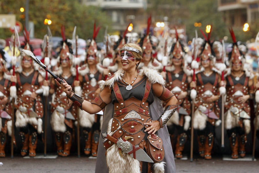 Las tropas moras y cristianas han desfilado esta tarde por Valencia para conmemorar este 9 d'Octubre, el Día de la Comunitat Valenciana. La impresionante entrada ha comenzado a las 17.00 horas, en recuerdo a la conquista de Jaume I hace ya 780 años. Dos horas y media de espectáculo en la que han participado cerca de 2.000 personas, para formar 22 escuadras cristianas y 34 moras. El acto se ha convertido en uno de los más esperados y populares de la festividad de la Comunitat, y logra reunir año tras año (incluso bajo la lluvia) a miles de valencianos para revivir la histórica entrada del rey. 