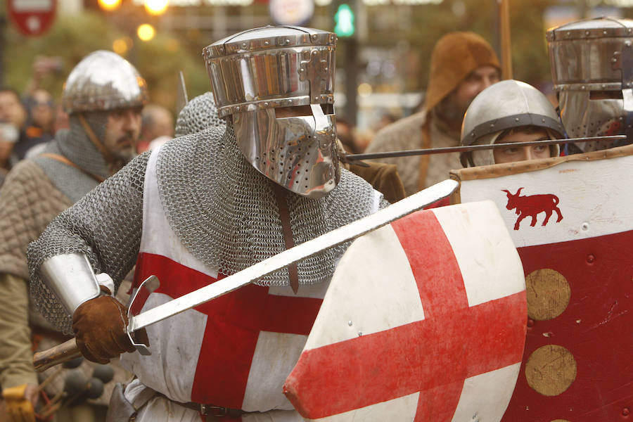 Las tropas moras y cristianas han desfilado esta tarde por Valencia para conmemorar este 9 d'Octubre, el Día de la Comunitat Valenciana. La impresionante entrada ha comenzado a las 17.00 horas, en recuerdo a la conquista de Jaume I hace ya 780 años. Dos horas y media de espectáculo en la que han participado cerca de 2.000 personas, para formar 22 escuadras cristianas y 34 moras. El acto se ha convertido en uno de los más esperados y populares de la festividad de la Comunitat, y logra reunir año tras año (incluso bajo la lluvia) a miles de valencianos para revivir la histórica entrada del rey. 