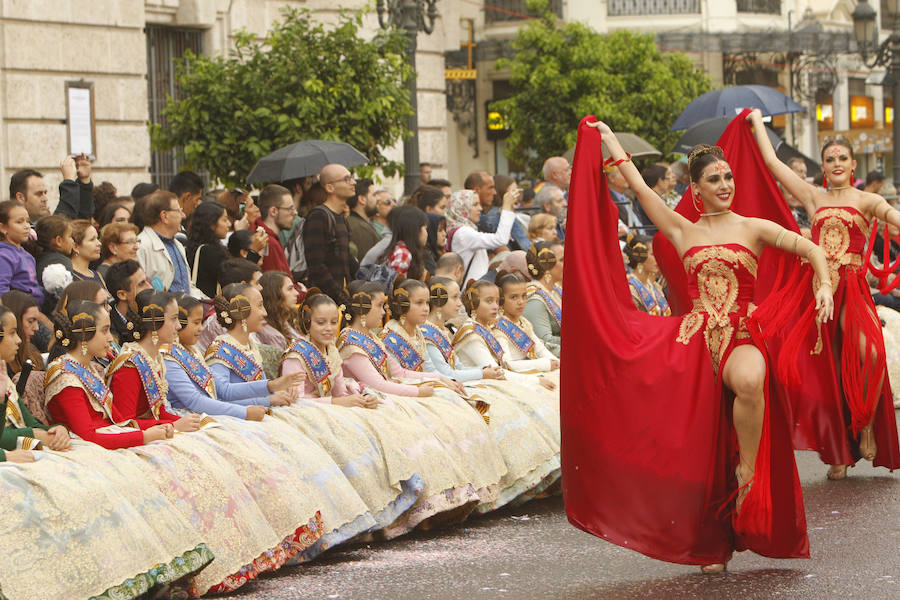 Las tropas moras y cristianas han desfilado esta tarde por Valencia para conmemorar este 9 d'Octubre, el Día de la Comunitat Valenciana. La impresionante entrada ha comenzado a las 17.00 horas, en recuerdo a la conquista de Jaume I hace ya 780 años. Dos horas y media de espectáculo en la que han participado cerca de 2.000 personas, para formar 22 escuadras cristianas y 34 moras. El acto se ha convertido en uno de los más esperados y populares de la festividad de la Comunitat, y logra reunir año tras año (incluso bajo la lluvia) a miles de valencianos para revivir la histórica entrada del rey. 