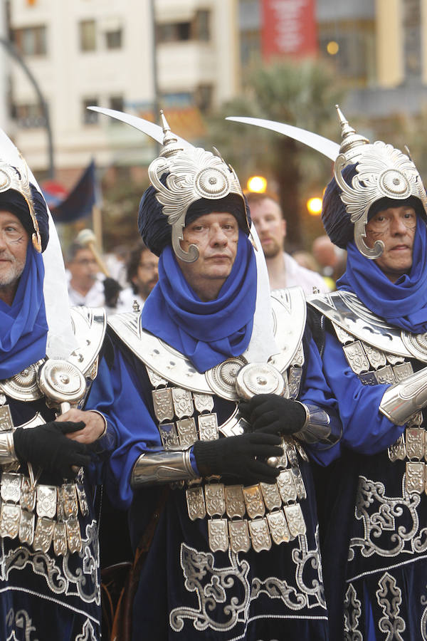 Las tropas moras y cristianas han desfilado esta tarde por Valencia para conmemorar este 9 d'Octubre, el Día de la Comunitat Valenciana. La impresionante entrada ha comenzado a las 17.00 horas, en recuerdo a la conquista de Jaume I hace ya 780 años. Dos horas y media de espectáculo en la que han participado cerca de 2.000 personas, para formar 22 escuadras cristianas y 34 moras. El acto se ha convertido en uno de los más esperados y populares de la festividad de la Comunitat, y logra reunir año tras año (incluso bajo la lluvia) a miles de valencianos para revivir la histórica entrada del rey. 