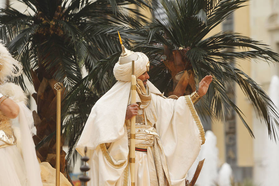 Las tropas moras y cristianas han desfilado esta tarde por Valencia para conmemorar este 9 d'Octubre, el Día de la Comunitat Valenciana. La impresionante entrada ha comenzado a las 17.00 horas, en recuerdo a la conquista de Jaume I hace ya 780 años. Dos horas y media de espectáculo en la que han participado cerca de 2.000 personas, para formar 22 escuadras cristianas y 34 moras. El acto se ha convertido en uno de los más esperados y populares de la festividad de la Comunitat, y logra reunir año tras año (incluso bajo la lluvia) a miles de valencianos para revivir la histórica entrada del rey. 