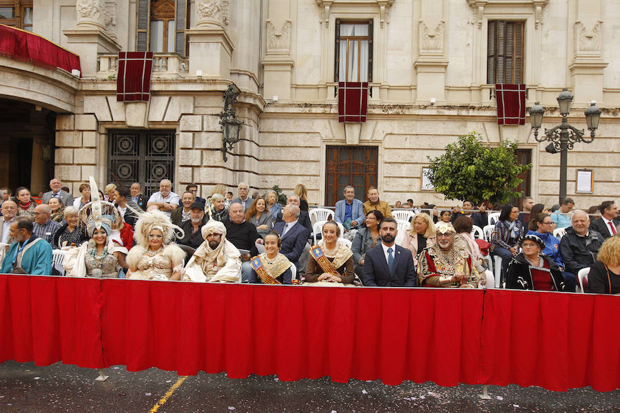 Las tropas moras y cristianas han desfilado esta tarde por Valencia para conmemorar este 9 d'Octubre, el Día de la Comunitat Valenciana. La impresionante entrada ha comenzado a las 17.00 horas, en recuerdo a la conquista de Jaume I hace ya 780 años. Dos horas y media de espectáculo en la que han participado cerca de 2.000 personas, para formar 22 escuadras cristianas y 34 moras. El acto se ha convertido en uno de los más esperados y populares de la festividad de la Comunitat, y logra reunir año tras año (incluso bajo la lluvia) a miles de valencianos para revivir la histórica entrada del rey. 