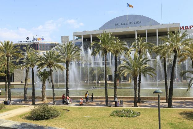 El Palau de la Música, desde el Jardín del Turia. 