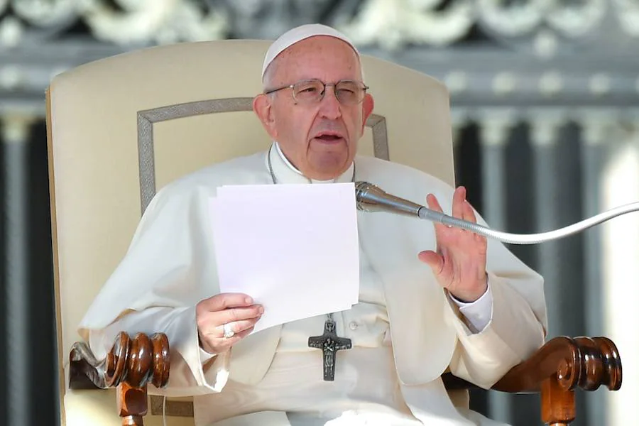 El Papa Francisco durante su audiencia general semanal en la plaza de San Pedro en el Vaticano.