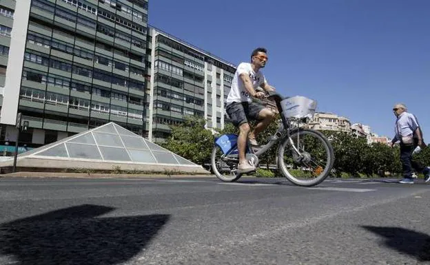 Un ciclista cruza la plaza de España.