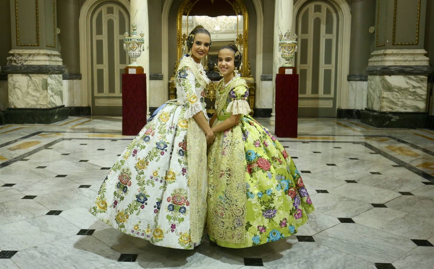 El hemiciclo del Ayuntamiento de Valencia ha acogido esta tarde el acto de proclamación de las falleras mayores de 2019: Marina Civera y Sara Larrazábal.