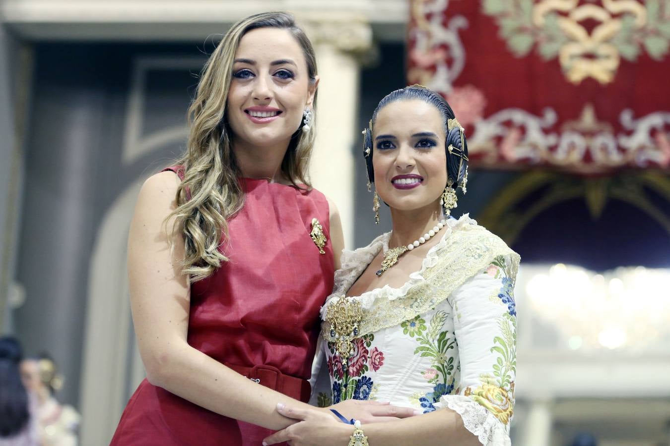 El hemiciclo del Ayuntamiento de Valencia ha acogido esta tarde el acto de proclamación de las falleras mayores de 2019: Marina Civera y Sara Larrazábal.