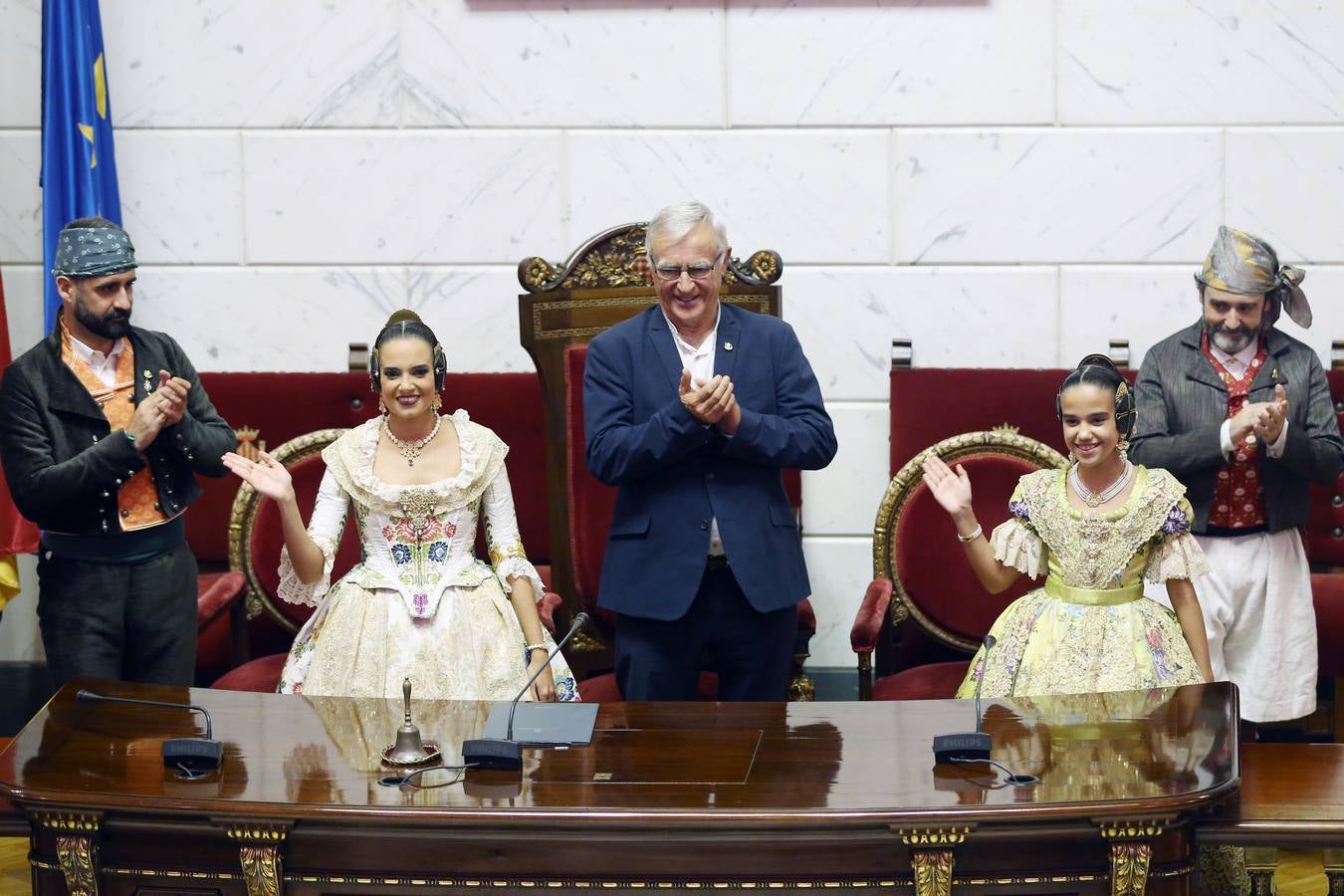 El hemiciclo del Ayuntamiento de Valencia ha acogido esta tarde el acto de proclamación de las falleras mayores de 2019: Marina Civera y Sara Larrazábal.