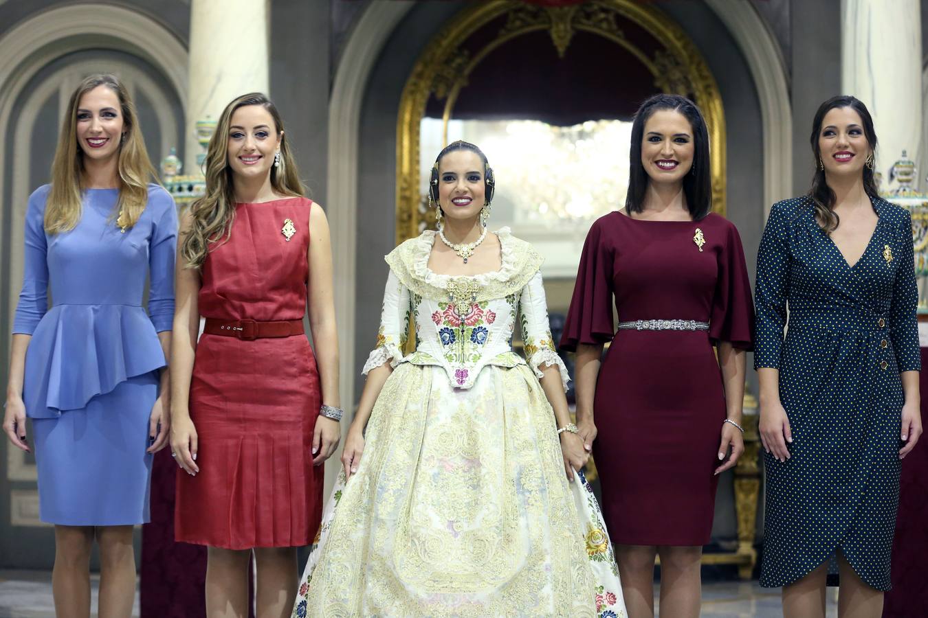 El hemiciclo del Ayuntamiento de Valencia ha acogido esta tarde el acto de proclamación de las falleras mayores de 2019: Marina Civera y Sara Larrazábal.