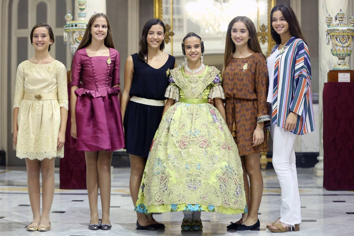 El hemiciclo del Ayuntamiento de Valencia ha acogido esta tarde el acto de proclamación de las falleras mayores de 2019: Marina Civera y Sara Larrazábal.