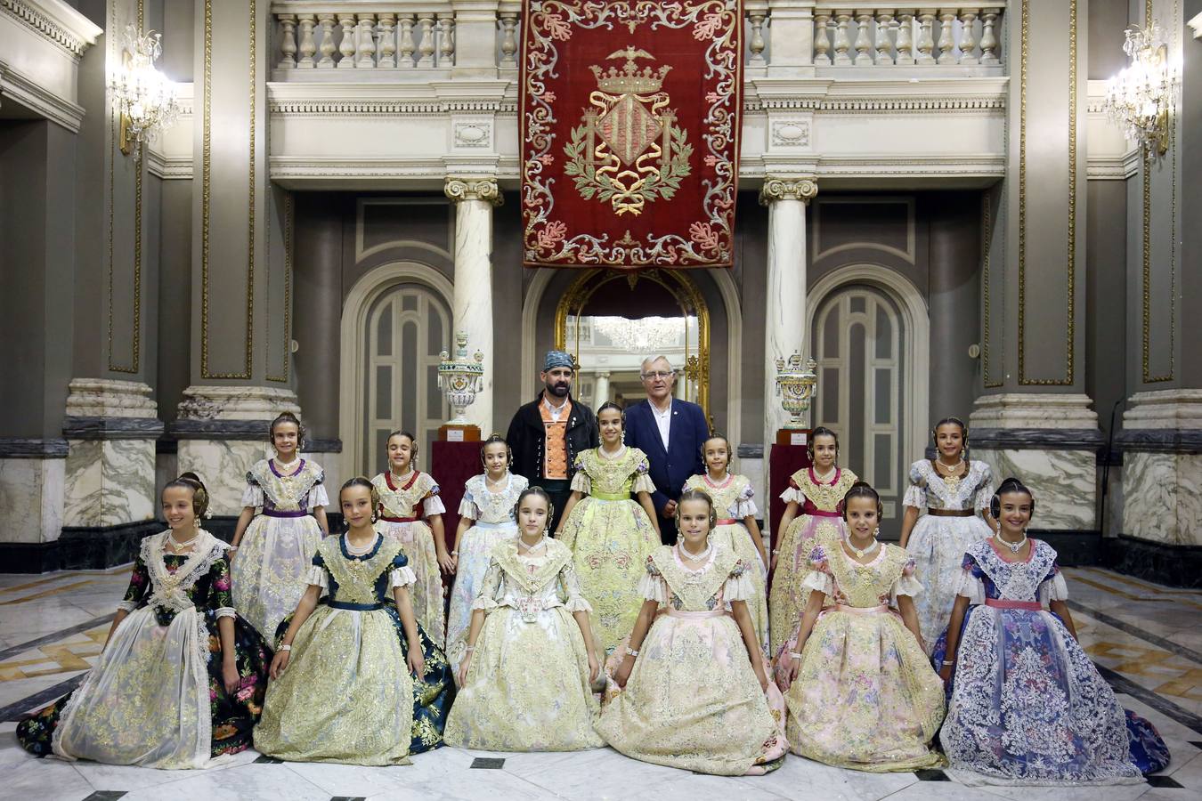 El hemiciclo del Ayuntamiento de Valencia ha acogido esta tarde el acto de proclamación de las falleras mayores de 2019: Marina Civera y Sara Larrazábal.