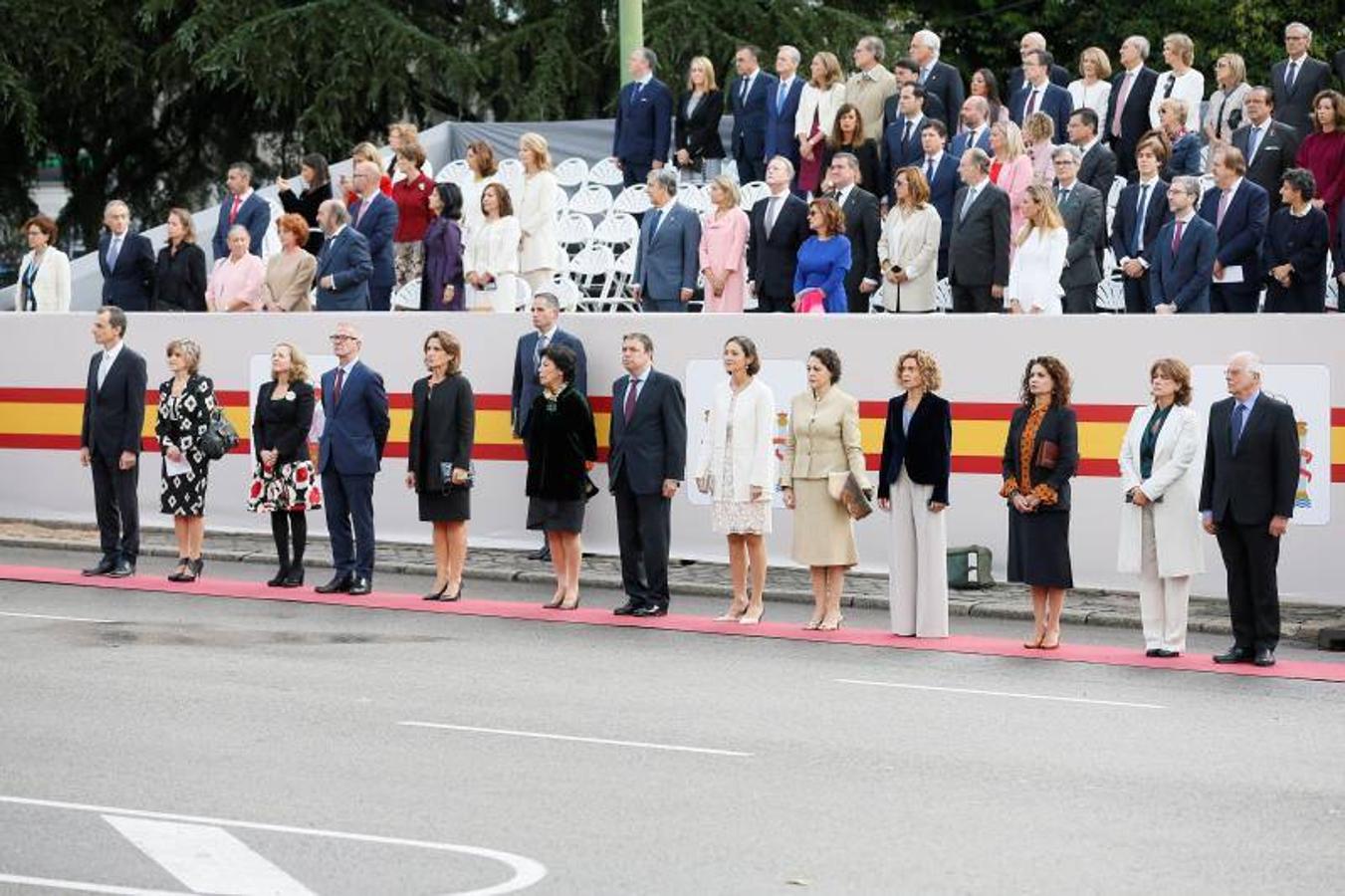 os Reyes han presidido este viernes el desfile del Día de la Fiesta Nacional, que ha llevado al centro de Madrid a casi 4.000 militares de los dos Ejércitos y la Armada, 88 aeronaves y 152 vehículos, acompañados de efectivos de la Guardia Civil, la Policía Nacional, Protección Civil y Salvamento Marítimo. Es el primer 12 de octubre del Gobierno de Pedro Sánchez y también el primero de Pablo Casado como líder del PP.