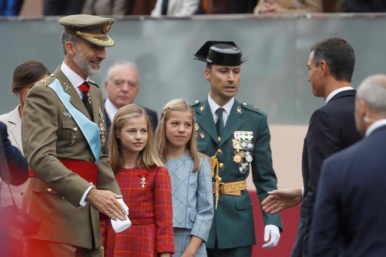 os Reyes han presidido este viernes el desfile del Día de la Fiesta Nacional, que ha llevado al centro de Madrid a casi 4.000 militares de los dos Ejércitos y la Armada, 88 aeronaves y 152 vehículos, acompañados de efectivos de la Guardia Civil, la Policía Nacional, Protección Civil y Salvamento Marítimo. Es el primer 12 de octubre del Gobierno de Pedro Sánchez y también el primero de Pablo Casado como líder del PP.