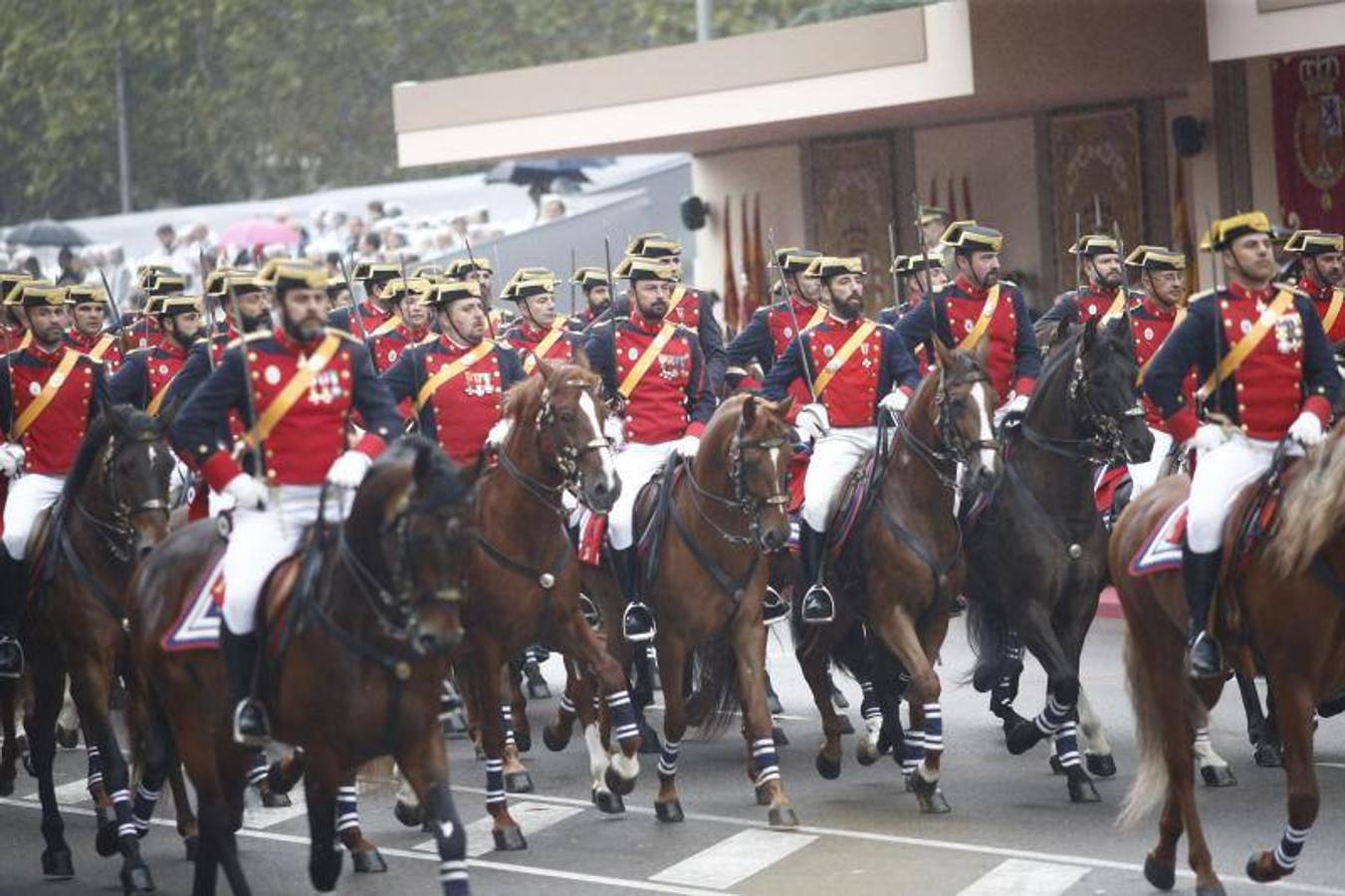 os Reyes han presidido este viernes el desfile del Día de la Fiesta Nacional, que ha llevado al centro de Madrid a casi 4.000 militares de los dos Ejércitos y la Armada, 88 aeronaves y 152 vehículos, acompañados de efectivos de la Guardia Civil, la Policía Nacional, Protección Civil y Salvamento Marítimo. Es el primer 12 de octubre del Gobierno de Pedro Sánchez y también el primero de Pablo Casado como líder del PP.