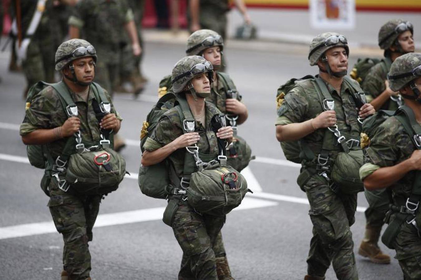 os Reyes han presidido este viernes el desfile del Día de la Fiesta Nacional, que ha llevado al centro de Madrid a casi 4.000 militares de los dos Ejércitos y la Armada, 88 aeronaves y 152 vehículos, acompañados de efectivos de la Guardia Civil, la Policía Nacional, Protección Civil y Salvamento Marítimo. Es el primer 12 de octubre del Gobierno de Pedro Sánchez y también el primero de Pablo Casado como líder del PP.