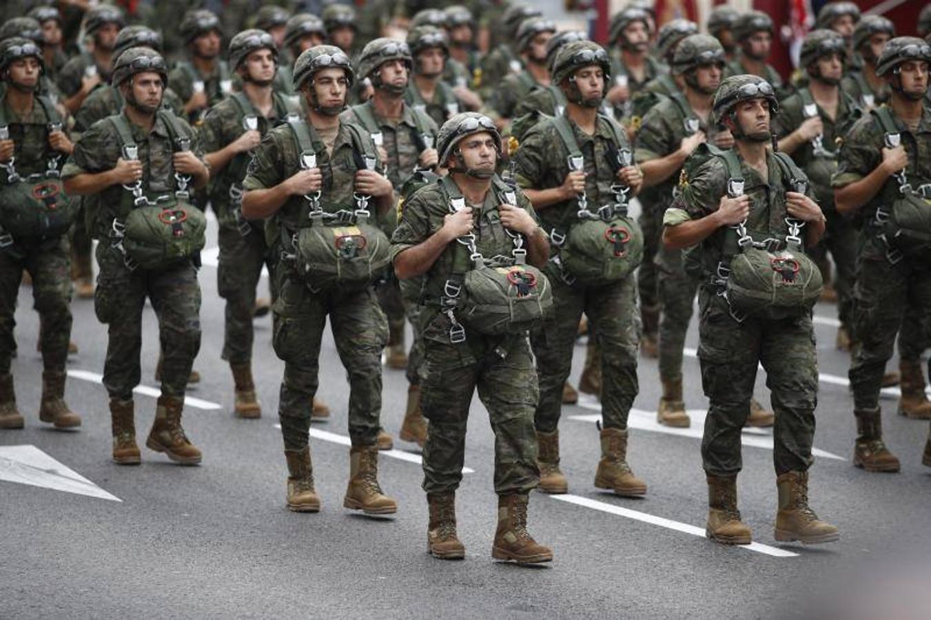 os Reyes han presidido este viernes el desfile del Día de la Fiesta Nacional, que ha llevado al centro de Madrid a casi 4.000 militares de los dos Ejércitos y la Armada, 88 aeronaves y 152 vehículos, acompañados de efectivos de la Guardia Civil, la Policía Nacional, Protección Civil y Salvamento Marítimo. Es el primer 12 de octubre del Gobierno de Pedro Sánchez y también el primero de Pablo Casado como líder del PP.