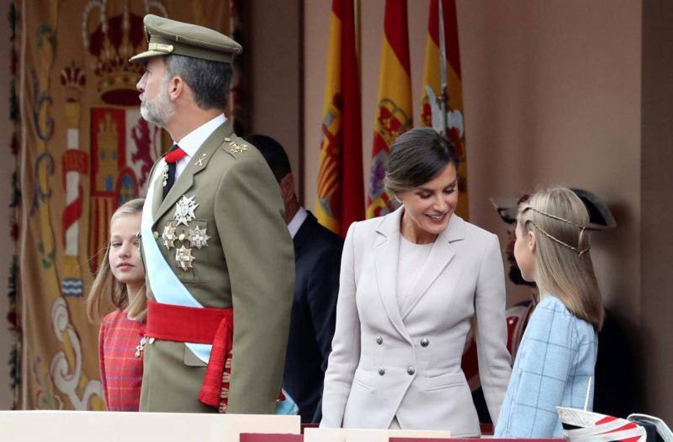 os Reyes han presidido este viernes el desfile del Día de la Fiesta Nacional, que ha llevado al centro de Madrid a casi 4.000 militares de los dos Ejércitos y la Armada, 88 aeronaves y 152 vehículos, acompañados de efectivos de la Guardia Civil, la Policía Nacional, Protección Civil y Salvamento Marítimo. Es el primer 12 de octubre del Gobierno de Pedro Sánchez y también el primero de Pablo Casado como líder del PP.