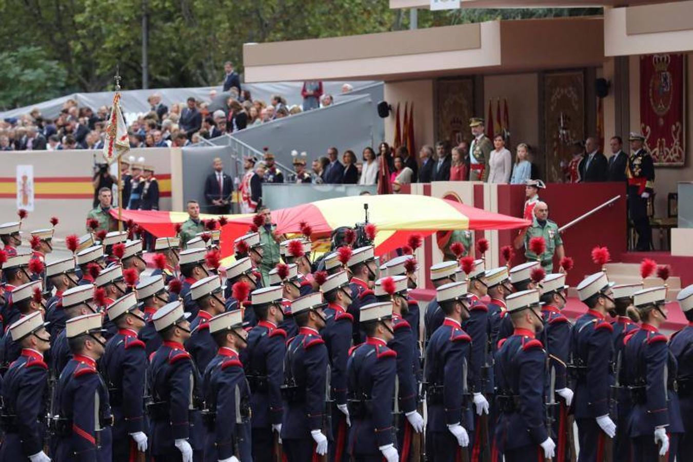 os Reyes han presidido este viernes el desfile del Día de la Fiesta Nacional, que ha llevado al centro de Madrid a casi 4.000 militares de los dos Ejércitos y la Armada, 88 aeronaves y 152 vehículos, acompañados de efectivos de la Guardia Civil, la Policía Nacional, Protección Civil y Salvamento Marítimo. Es el primer 12 de octubre del Gobierno de Pedro Sánchez y también el primero de Pablo Casado como líder del PP.