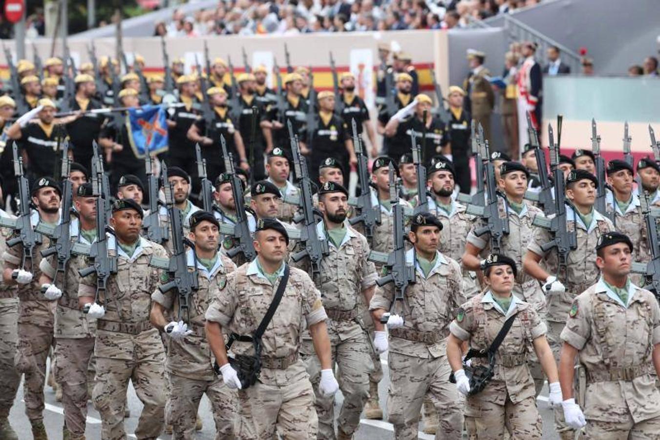 os Reyes han presidido este viernes el desfile del Día de la Fiesta Nacional, que ha llevado al centro de Madrid a casi 4.000 militares de los dos Ejércitos y la Armada, 88 aeronaves y 152 vehículos, acompañados de efectivos de la Guardia Civil, la Policía Nacional, Protección Civil y Salvamento Marítimo. Es el primer 12 de octubre del Gobierno de Pedro Sánchez y también el primero de Pablo Casado como líder del PP.