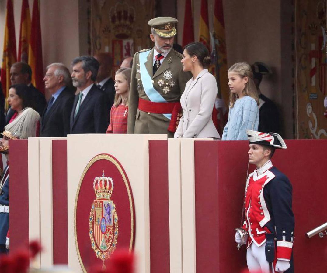 os Reyes han presidido este viernes el desfile del Día de la Fiesta Nacional, que ha llevado al centro de Madrid a casi 4.000 militares de los dos Ejércitos y la Armada, 88 aeronaves y 152 vehículos, acompañados de efectivos de la Guardia Civil, la Policía Nacional, Protección Civil y Salvamento Marítimo. Es el primer 12 de octubre del Gobierno de Pedro Sánchez y también el primero de Pablo Casado como líder del PP.