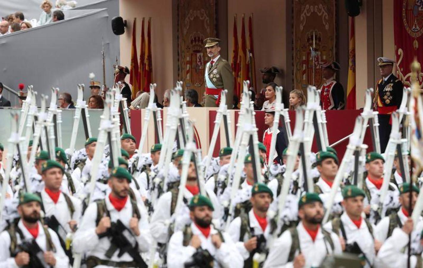 os Reyes han presidido este viernes el desfile del Día de la Fiesta Nacional, que ha llevado al centro de Madrid a casi 4.000 militares de los dos Ejércitos y la Armada, 88 aeronaves y 152 vehículos, acompañados de efectivos de la Guardia Civil, la Policía Nacional, Protección Civil y Salvamento Marítimo. Es el primer 12 de octubre del Gobierno de Pedro Sánchez y también el primero de Pablo Casado como líder del PP.