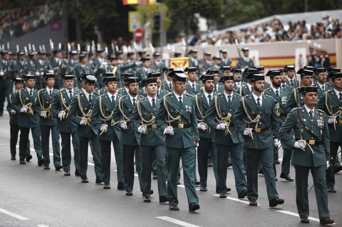 os Reyes han presidido este viernes el desfile del Día de la Fiesta Nacional, que ha llevado al centro de Madrid a casi 4.000 militares de los dos Ejércitos y la Armada, 88 aeronaves y 152 vehículos, acompañados de efectivos de la Guardia Civil, la Policía Nacional, Protección Civil y Salvamento Marítimo. Es el primer 12 de octubre del Gobierno de Pedro Sánchez y también el primero de Pablo Casado como líder del PP.