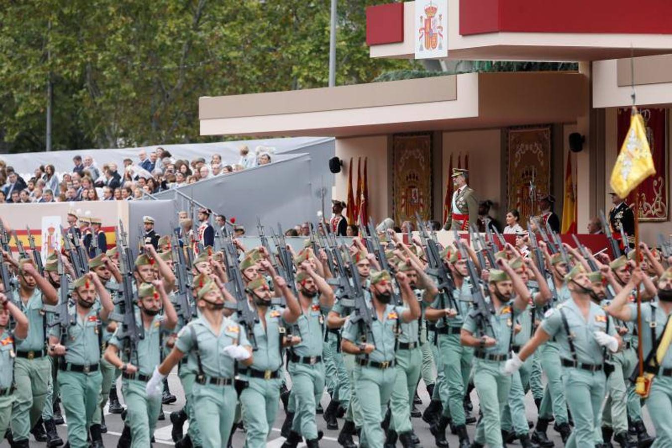 os Reyes han presidido este viernes el desfile del Día de la Fiesta Nacional, que ha llevado al centro de Madrid a casi 4.000 militares de los dos Ejércitos y la Armada, 88 aeronaves y 152 vehículos, acompañados de efectivos de la Guardia Civil, la Policía Nacional, Protección Civil y Salvamento Marítimo. Es el primer 12 de octubre del Gobierno de Pedro Sánchez y también el primero de Pablo Casado como líder del PP.