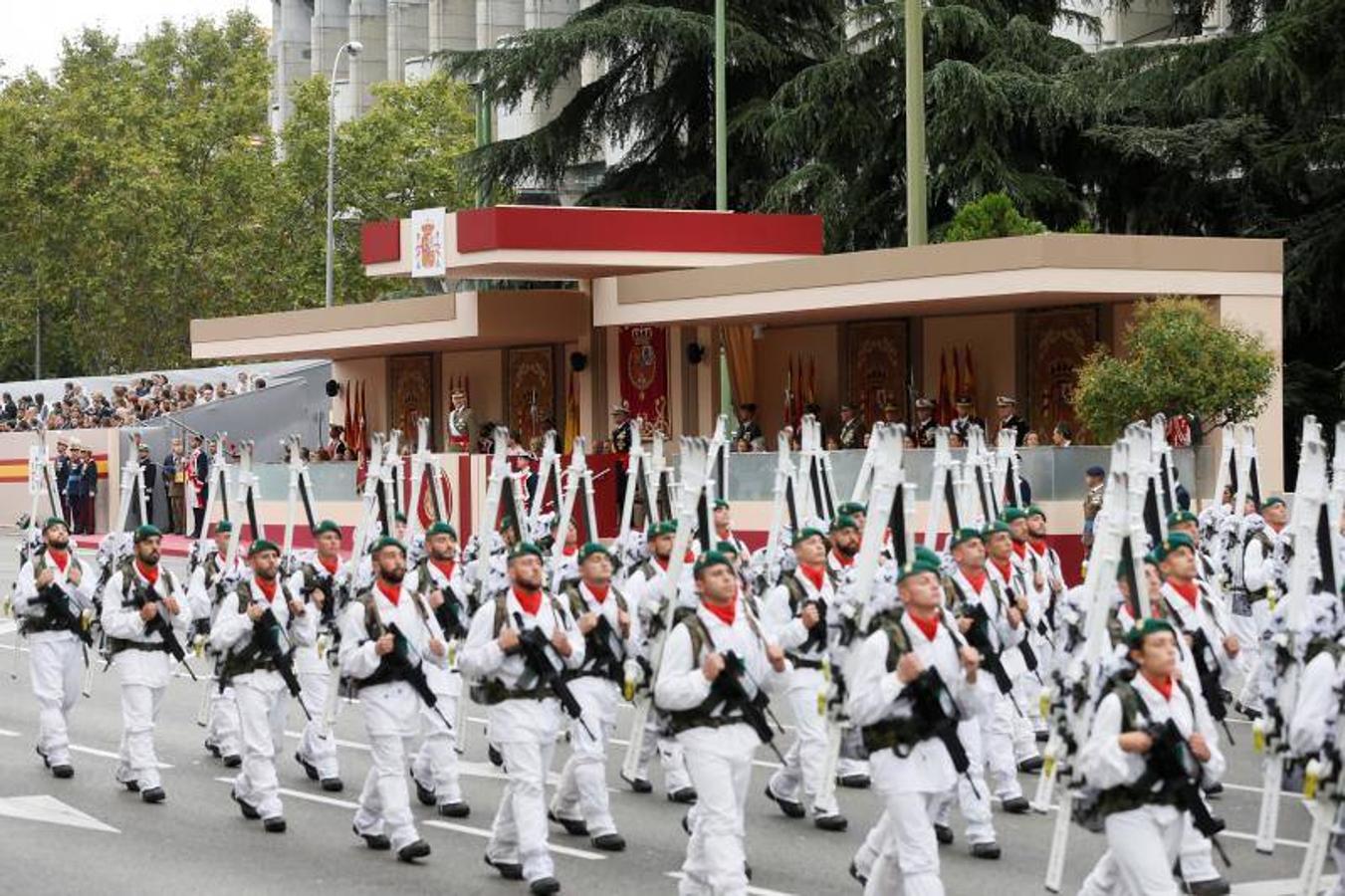 os Reyes han presidido este viernes el desfile del Día de la Fiesta Nacional, que ha llevado al centro de Madrid a casi 4.000 militares de los dos Ejércitos y la Armada, 88 aeronaves y 152 vehículos, acompañados de efectivos de la Guardia Civil, la Policía Nacional, Protección Civil y Salvamento Marítimo. Es el primer 12 de octubre del Gobierno de Pedro Sánchez y también el primero de Pablo Casado como líder del PP.