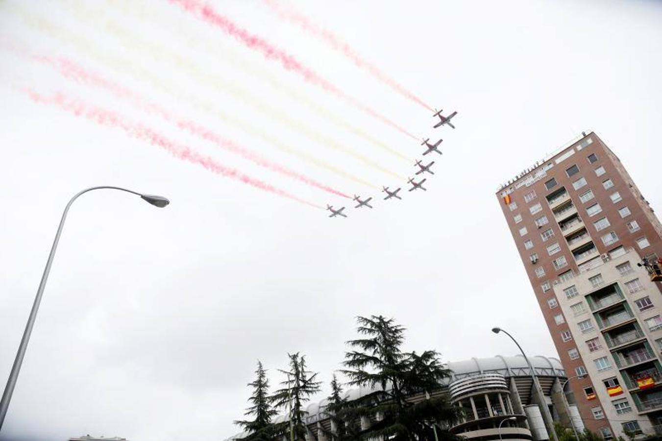 os Reyes han presidido este viernes el desfile del Día de la Fiesta Nacional, que ha llevado al centro de Madrid a casi 4.000 militares de los dos Ejércitos y la Armada, 88 aeronaves y 152 vehículos, acompañados de efectivos de la Guardia Civil, la Policía Nacional, Protección Civil y Salvamento Marítimo. Es el primer 12 de octubre del Gobierno de Pedro Sánchez y también el primero de Pablo Casado como líder del PP.