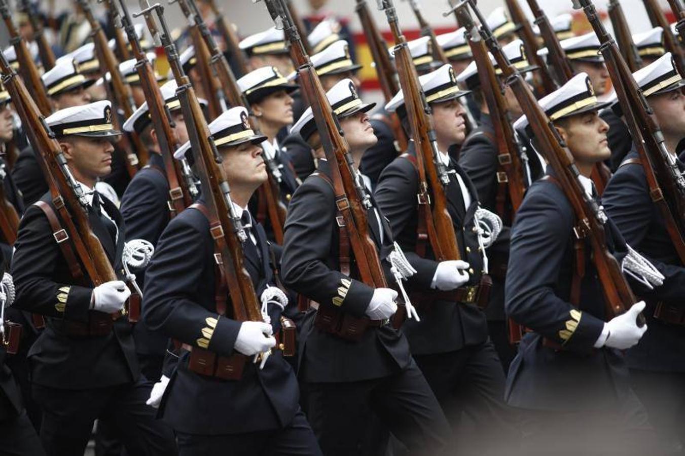 os Reyes han presidido este viernes el desfile del Día de la Fiesta Nacional, que ha llevado al centro de Madrid a casi 4.000 militares de los dos Ejércitos y la Armada, 88 aeronaves y 152 vehículos, acompañados de efectivos de la Guardia Civil, la Policía Nacional, Protección Civil y Salvamento Marítimo. Es el primer 12 de octubre del Gobierno de Pedro Sánchez y también el primero de Pablo Casado como líder del PP.