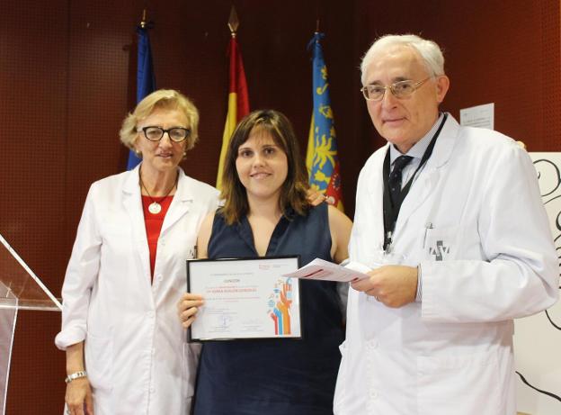 La doctora Joana Guillén con el diploma que le acredita como mejor residente. 