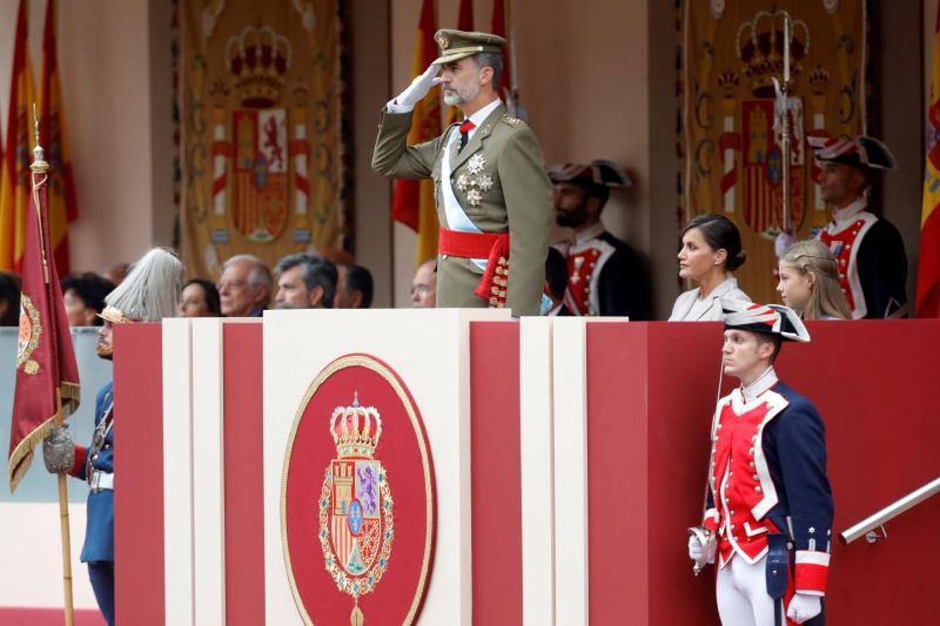 os Reyes han presidido este viernes el desfile del Día de la Fiesta Nacional, que ha llevado al centro de Madrid a casi 4.000 militares de los dos Ejércitos y la Armada, 88 aeronaves y 152 vehículos, acompañados de efectivos de la Guardia Civil, la Policía Nacional, Protección Civil y Salvamento Marítimo. Es el primer 12 de octubre del Gobierno de Pedro Sánchez y también el primero de Pablo Casado como líder del PP.