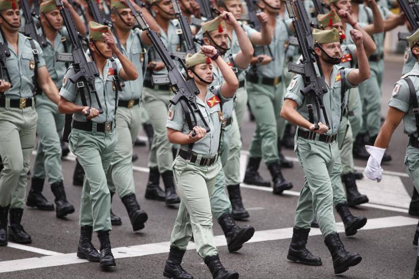 os Reyes han presidido este viernes el desfile del Día de la Fiesta Nacional, que ha llevado al centro de Madrid a casi 4.000 militares de los dos Ejércitos y la Armada, 88 aeronaves y 152 vehículos, acompañados de efectivos de la Guardia Civil, la Policía Nacional, Protección Civil y Salvamento Marítimo. Es el primer 12 de octubre del Gobierno de Pedro Sánchez y también el primero de Pablo Casado como líder del PP.