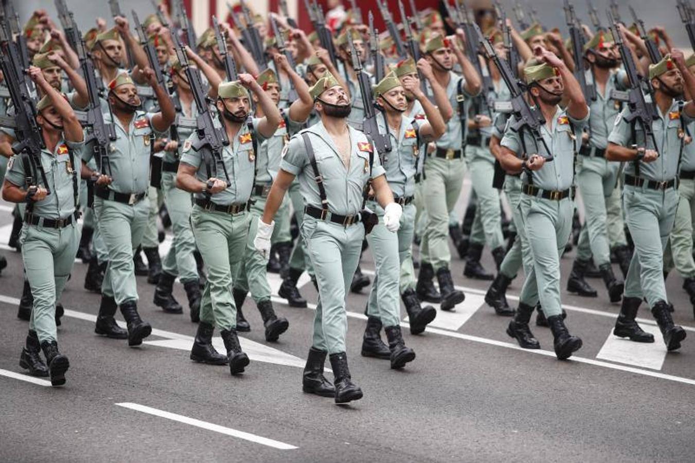 os Reyes han presidido este viernes el desfile del Día de la Fiesta Nacional, que ha llevado al centro de Madrid a casi 4.000 militares de los dos Ejércitos y la Armada, 88 aeronaves y 152 vehículos, acompañados de efectivos de la Guardia Civil, la Policía Nacional, Protección Civil y Salvamento Marítimo. Es el primer 12 de octubre del Gobierno de Pedro Sánchez y también el primero de Pablo Casado como líder del PP.