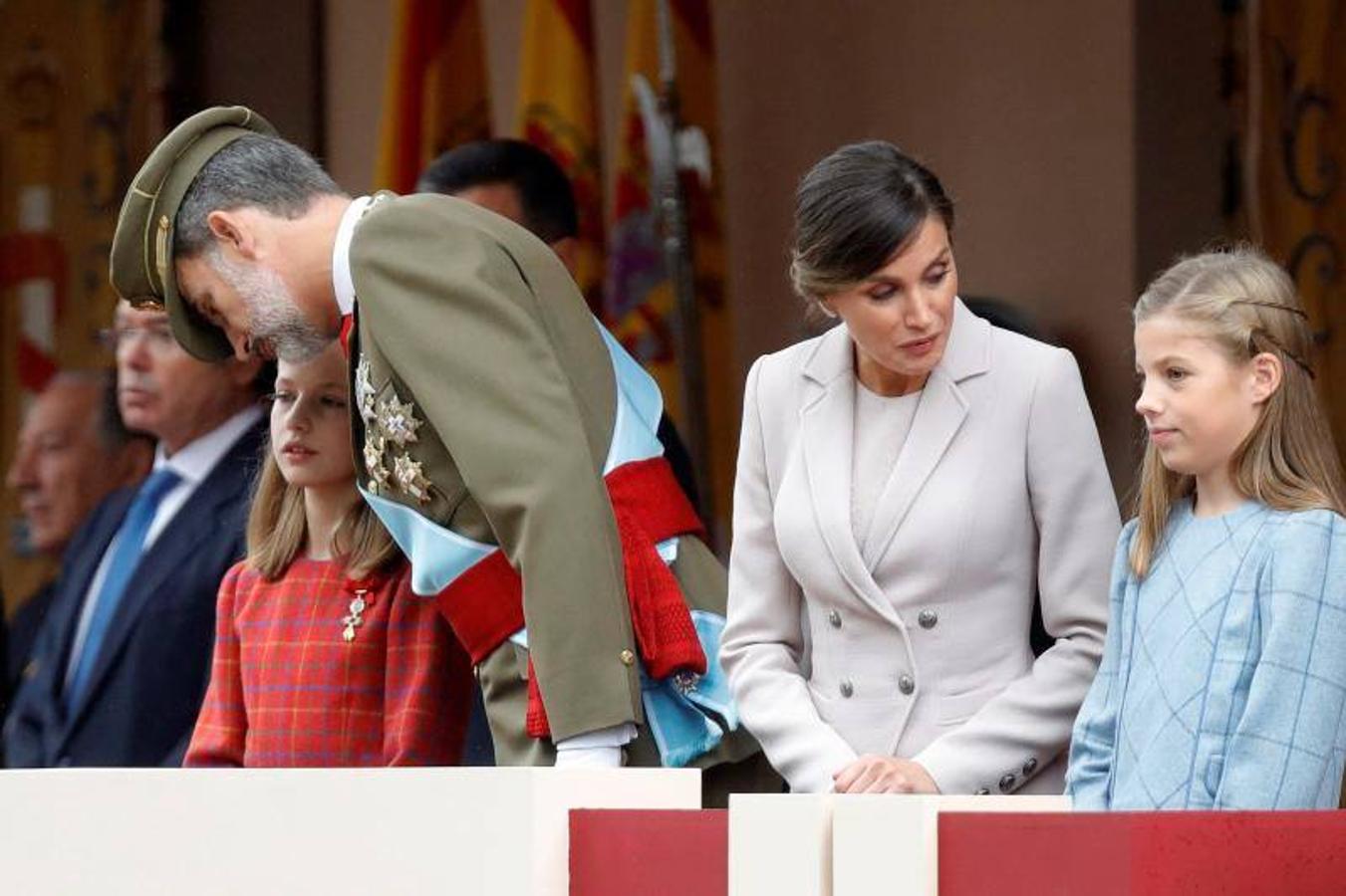 os Reyes han presidido este viernes el desfile del Día de la Fiesta Nacional, que ha llevado al centro de Madrid a casi 4.000 militares de los dos Ejércitos y la Armada, 88 aeronaves y 152 vehículos, acompañados de efectivos de la Guardia Civil, la Policía Nacional, Protección Civil y Salvamento Marítimo. Es el primer 12 de octubre del Gobierno de Pedro Sánchez y también el primero de Pablo Casado como líder del PP.