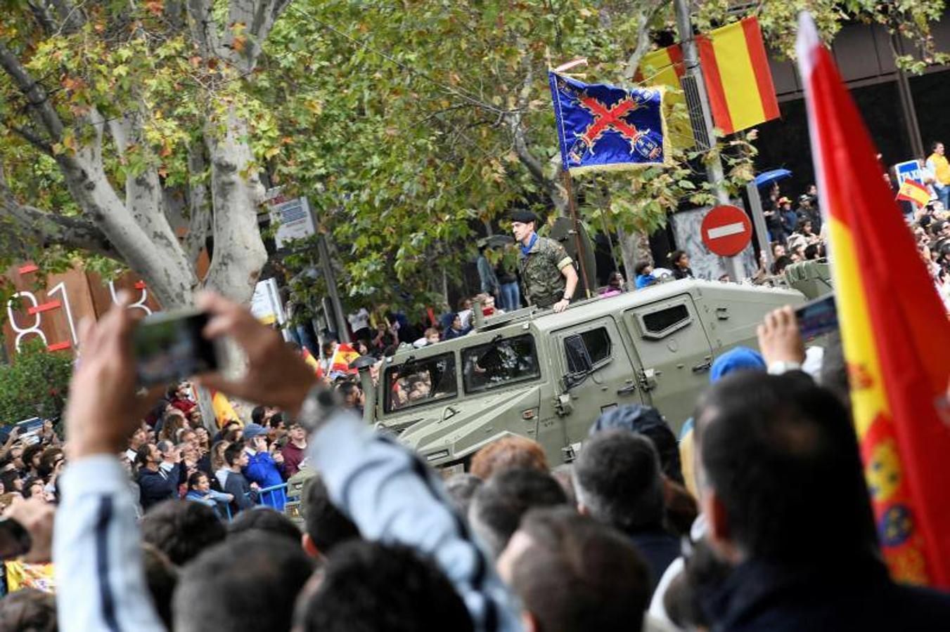 os Reyes han presidido este viernes el desfile del Día de la Fiesta Nacional, que ha llevado al centro de Madrid a casi 4.000 militares de los dos Ejércitos y la Armada, 88 aeronaves y 152 vehículos, acompañados de efectivos de la Guardia Civil, la Policía Nacional, Protección Civil y Salvamento Marítimo. Es el primer 12 de octubre del Gobierno de Pedro Sánchez y también el primero de Pablo Casado como líder del PP.