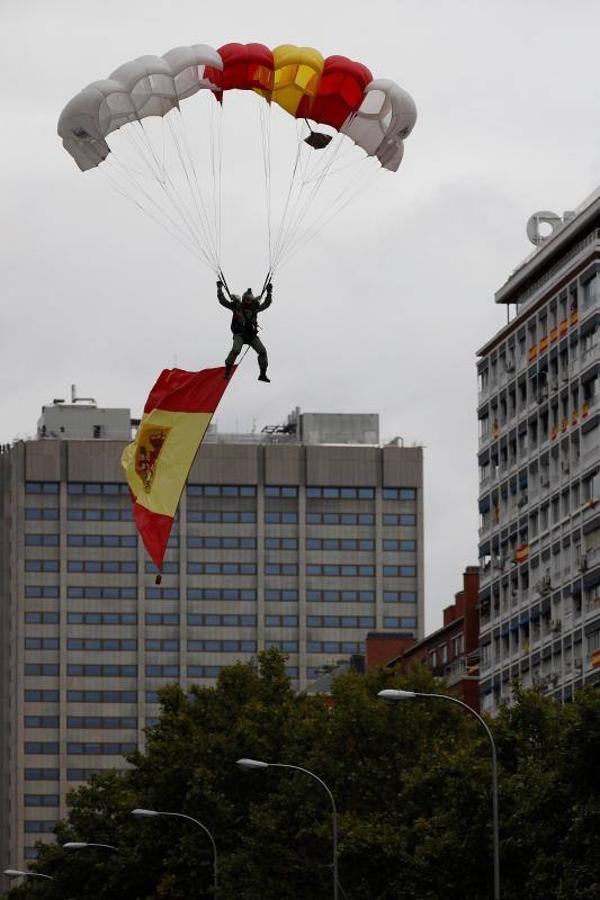 os Reyes han presidido este viernes el desfile del Día de la Fiesta Nacional, que ha llevado al centro de Madrid a casi 4.000 militares de los dos Ejércitos y la Armada, 88 aeronaves y 152 vehículos, acompañados de efectivos de la Guardia Civil, la Policía Nacional, Protección Civil y Salvamento Marítimo. Es el primer 12 de octubre del Gobierno de Pedro Sánchez y también el primero de Pablo Casado como líder del PP.