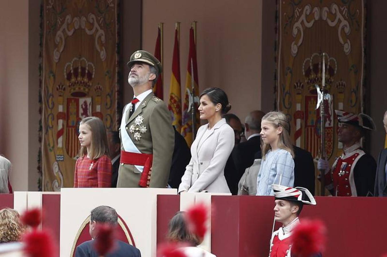 os Reyes han presidido este viernes el desfile del Día de la Fiesta Nacional, que ha llevado al centro de Madrid a casi 4.000 militares de los dos Ejércitos y la Armada, 88 aeronaves y 152 vehículos, acompañados de efectivos de la Guardia Civil, la Policía Nacional, Protección Civil y Salvamento Marítimo. Es el primer 12 de octubre del Gobierno de Pedro Sánchez y también el primero de Pablo Casado como líder del PP.