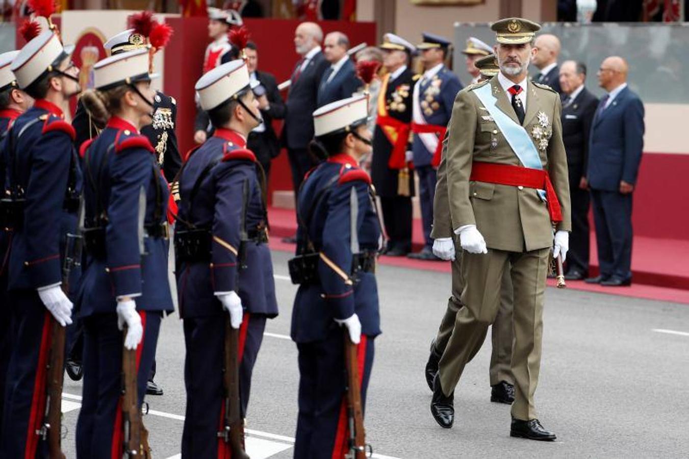 os Reyes han presidido este viernes el desfile del Día de la Fiesta Nacional, que ha llevado al centro de Madrid a casi 4.000 militares de los dos Ejércitos y la Armada, 88 aeronaves y 152 vehículos, acompañados de efectivos de la Guardia Civil, la Policía Nacional, Protección Civil y Salvamento Marítimo. Es el primer 12 de octubre del Gobierno de Pedro Sánchez y también el primero de Pablo Casado como líder del PP.