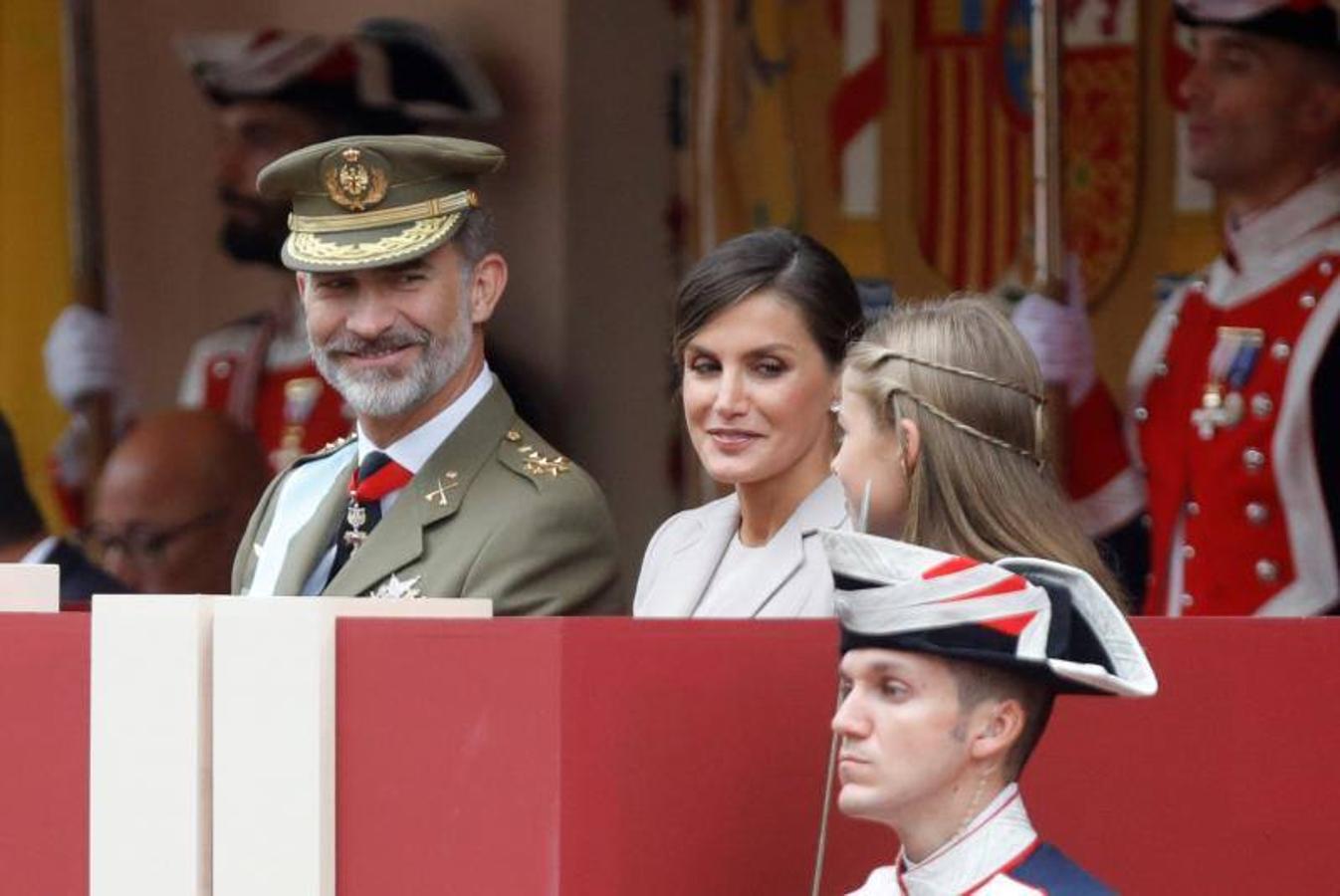 os Reyes han presidido este viernes el desfile del Día de la Fiesta Nacional, que ha llevado al centro de Madrid a casi 4.000 militares de los dos Ejércitos y la Armada, 88 aeronaves y 152 vehículos, acompañados de efectivos de la Guardia Civil, la Policía Nacional, Protección Civil y Salvamento Marítimo. Es el primer 12 de octubre del Gobierno de Pedro Sánchez y también el primero de Pablo Casado como líder del PP.