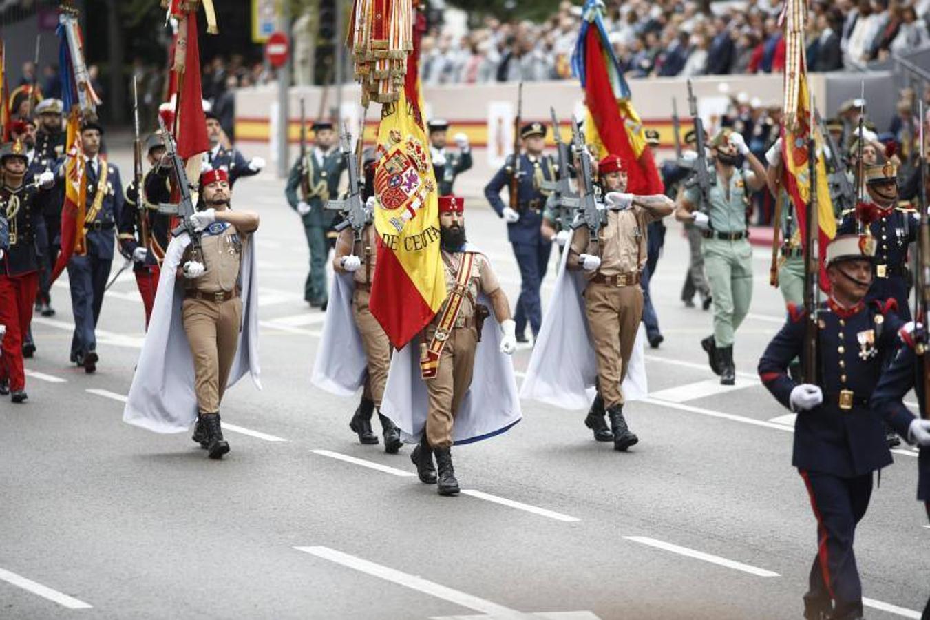 os Reyes han presidido este viernes el desfile del Día de la Fiesta Nacional, que ha llevado al centro de Madrid a casi 4.000 militares de los dos Ejércitos y la Armada, 88 aeronaves y 152 vehículos, acompañados de efectivos de la Guardia Civil, la Policía Nacional, Protección Civil y Salvamento Marítimo. Es el primer 12 de octubre del Gobierno de Pedro Sánchez y también el primero de Pablo Casado como líder del PP.