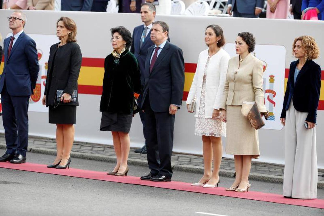 os Reyes han presidido este viernes el desfile del Día de la Fiesta Nacional, que ha llevado al centro de Madrid a casi 4.000 militares de los dos Ejércitos y la Armada, 88 aeronaves y 152 vehículos, acompañados de efectivos de la Guardia Civil, la Policía Nacional, Protección Civil y Salvamento Marítimo. Es el primer 12 de octubre del Gobierno de Pedro Sánchez y también el primero de Pablo Casado como líder del PP.