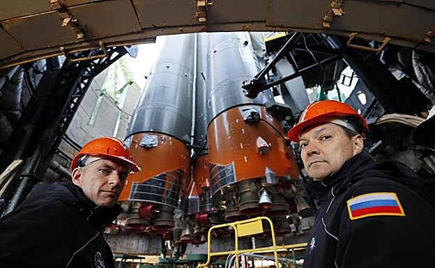 Oleg Kononeko y David Saint-Jacques, junto al cohete Soyuz-FG 