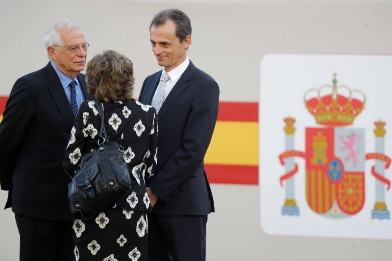 os Reyes han presidido este viernes el desfile del Día de la Fiesta Nacional, que ha llevado al centro de Madrid a casi 4.000 militares de los dos Ejércitos y la Armada, 88 aeronaves y 152 vehículos, acompañados de efectivos de la Guardia Civil, la Policía Nacional, Protección Civil y Salvamento Marítimo. Es el primer 12 de octubre del Gobierno de Pedro Sánchez y también el primero de Pablo Casado como líder del PP.