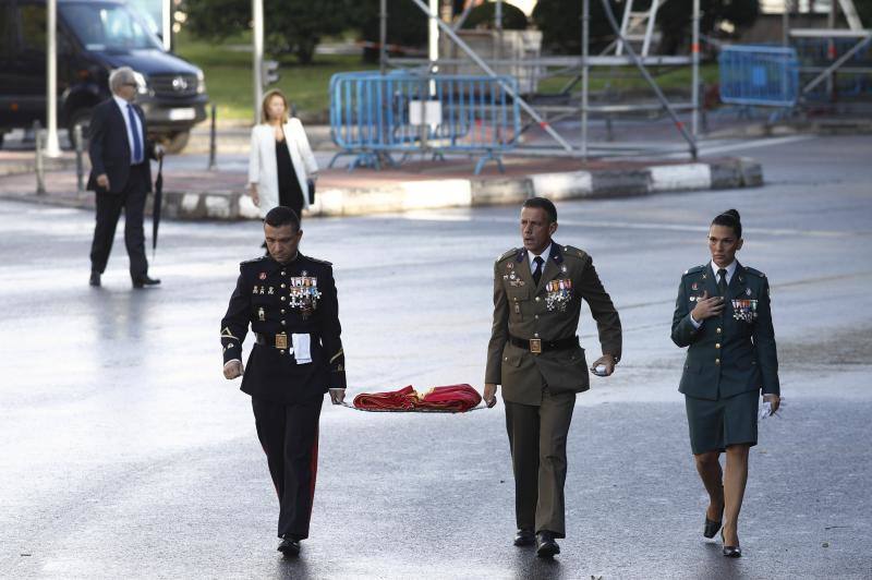 os Reyes han presidido este viernes el desfile del Día de la Fiesta Nacional, que ha llevado al centro de Madrid a casi 4.000 militares de los dos Ejércitos y la Armada, 88 aeronaves y 152 vehículos, acompañados de efectivos de la Guardia Civil, la Policía Nacional, Protección Civil y Salvamento Marítimo. Es el primer 12 de octubre del Gobierno de Pedro Sánchez y también el primero de Pablo Casado como líder del PP.